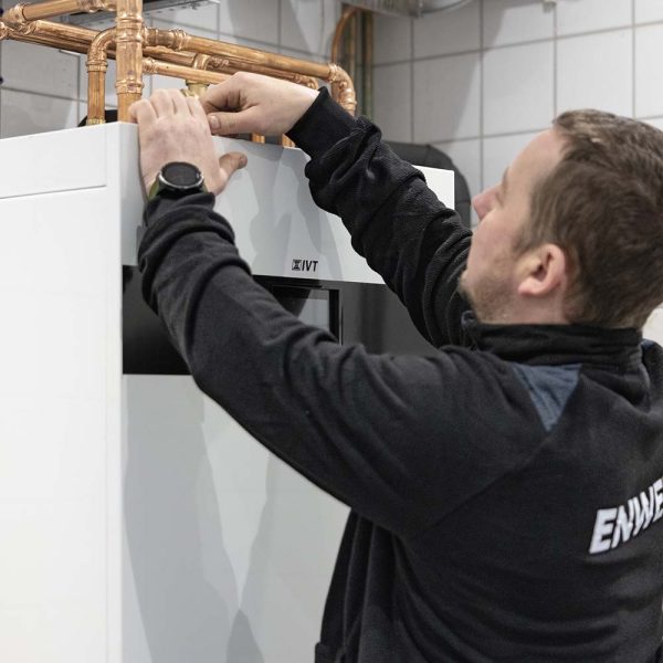 Person som installerar en värmepump